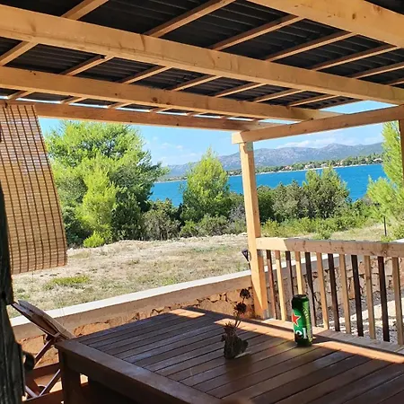 Robinson 2 別荘 ティスノ